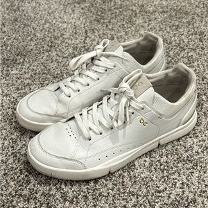 Women’s on cloud on the Roger advantage shoes size 9.5